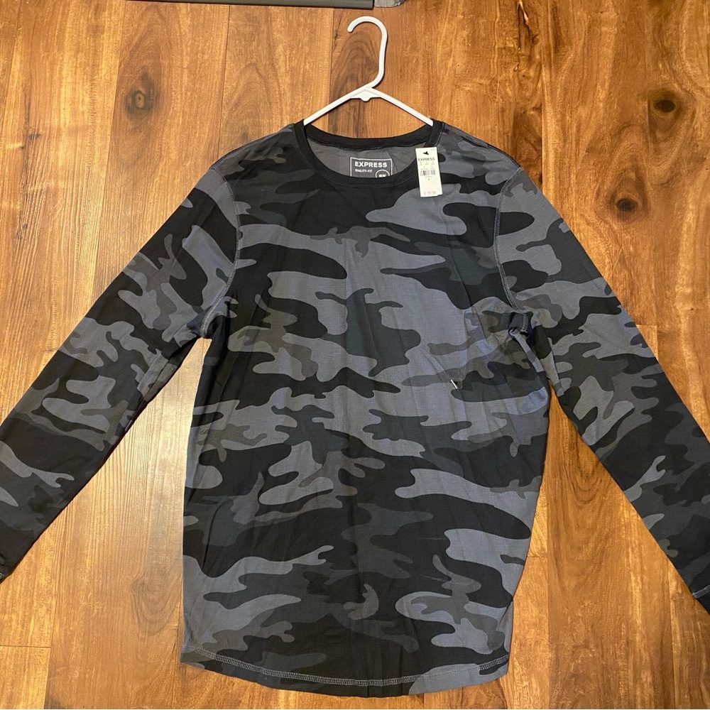 Express Men’s Long-Sleeve Camo Tee in Black and Gray
